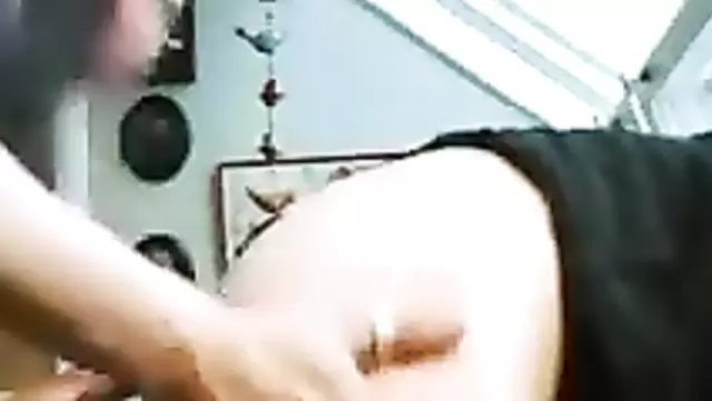 رجل أوزبكي يقف خلف جارته وينيكها
