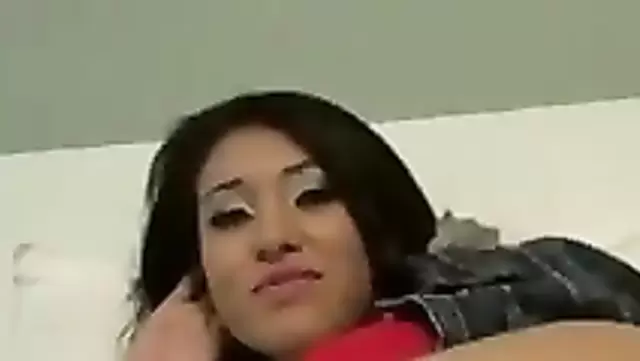 بنت أوزبكية تغري جوزها الغريب عشان تمارس معاه الجنس.