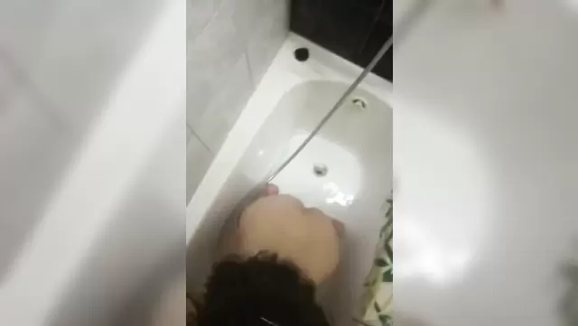 أوزبكية ركعت على ركبها وبدأت تمص زب في البانيو.