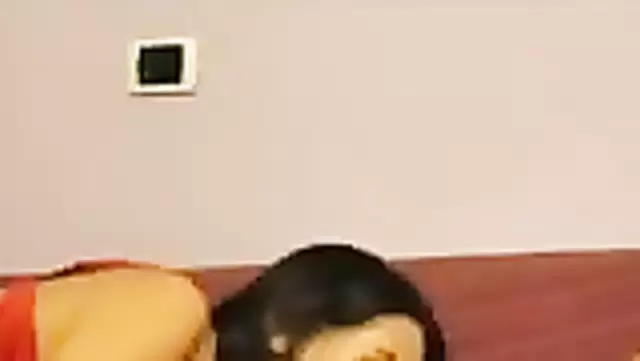 الزوجة تصحي جوزها بمص زب عشان تمارس معاه الجنس.