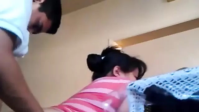 امرأة أوزبكية ناضجة تختار شاب أصغر منها عشان تمارس الجنس.