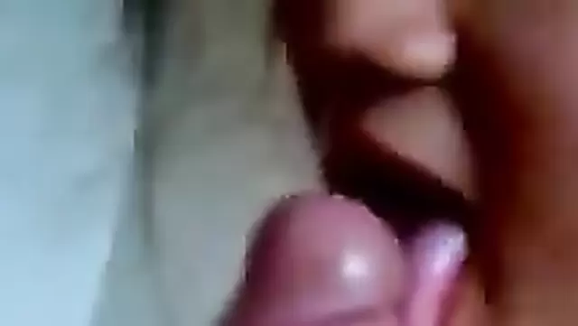 مراهقة أوزبكية صغيرة بتدي مص زب منزلي قدام الكاميرا