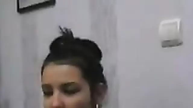 أوزبكية سكرانة كشفت طيزها لصاحبتها.